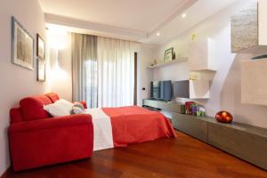 阿萨哥Assago amazing flat的一间卧室配有红色的床和红色椅子