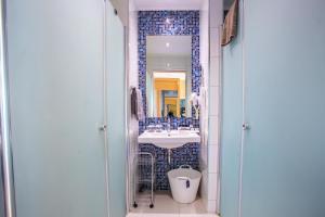 阿萨拉尔Selene Beach & Spa Hotel - Adult Only - Ultra All Inclusive的一间带水槽和镜子的浴室