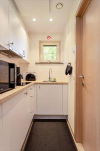 维斯桃特Casa Marit的厨房配有白色橱柜和水槽