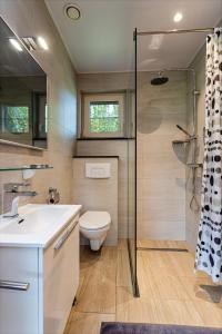 维斯桃特Casa Marit的一间带卫生间和玻璃淋浴间的浴室