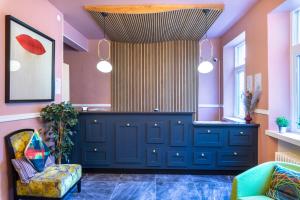 哥德堡City Hotell Avenyn的一间设有蓝色橱柜和粉红色墙壁的客房