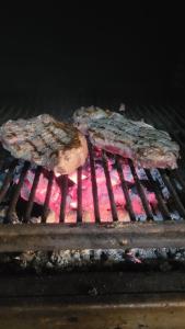 比拉夫洛尔埃尔索布雷里托酒店的两块肉正在烧烤