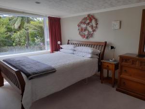 哈夫洛克Mahakipawa Hideaway - Marlborough Sounds Home的一间卧室设有一张床和一个大窗户