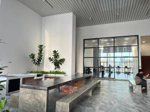 吉隆坡Chambers luxury suites KLCC的大楼内带桌子和长凳的大堂