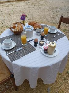 BerbiguièresDomaine des Mauves的一张带食物和饮料的白色桌子