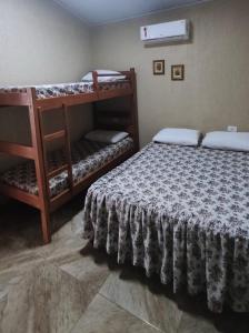 乌巴图巴Recanto Primavera Ubatuba的一间卧室配有两张双层床。
