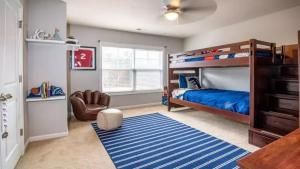 安塔利亚Dormitory Pension Sofas Bunk Bed Rooms in Homestay Apartment的一间卧室配有双层床和蓝色地毯。