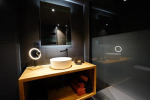 Fosses-La-VilleGîte de la Côte Dor : logement zen à la campagne的一间带水槽和镜子的浴室