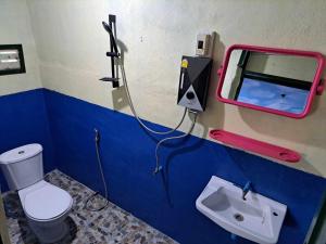 象岛Neeno Hut的浴室设有卫生间、镜子和水槽
