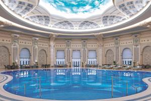 利雅德利雅得丽思卡尔顿酒店的一座带圆顶天花板的大型游泳池