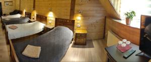 科洛梅亚Diamond De Luxe的小木屋内带两张床的房间