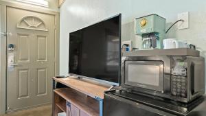 南太浩湖Blue Jay Lodge的带微波炉的厨房、电视和门