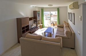 内尔哈菲尔柯马旅游公寓的客厅配有两张沙发和一张桌子