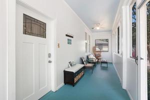 巴吞鲁日Redstick Cottage的一条铺有蓝色地板的走廊和一扇白色的门