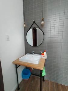 Ấp Bình HưngVillage Mai 41的一间带水槽和镜子的浴室