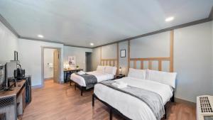 南太浩湖Blue Jay Lodge的酒店客房设有两张床和电视。