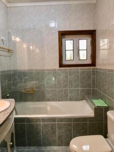 Rio CaldoCasa de S Bento的带浴缸、卫生间和盥洗盆的浴室