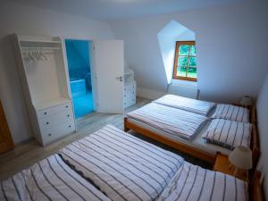 利贝雷茨Rodinná chalupa Ostašovka Liberec的一间卧室设有两张床和窗户。
