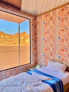 瓦迪拉姆WADi RUM ALi CAMP的一间卧室设有一张床和一个窗口