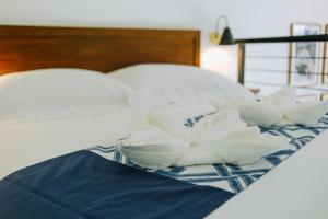 邦劳Panglao Lofts的一张带白色枕头的床,床上有鲜花