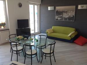 拉瓦尼亚Best Lavagna Apartment的客厅配有桌椅和沙发