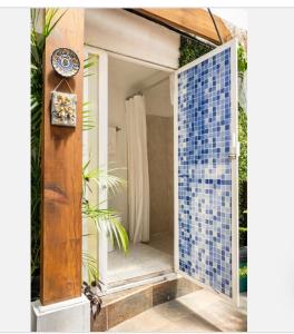 墨西哥城Suites Club de Golf的带淋浴的浴室和蓝色瓷砖窗户