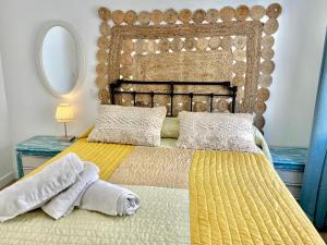 萨莫拉In Love Zamora 3 habitaciones的一间卧室配有一张大床和两条毛巾