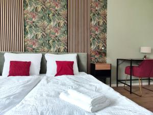 德累斯顿tealounge 2 Raum + Küche的卧室配有带红色枕头的白色床