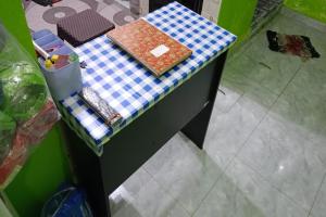 泗水OYO Life 93061 Kost Vicky Syariah的一张带蓝白格子的桌子