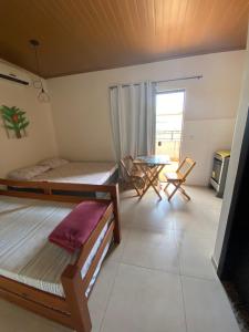 安格拉杜斯雷斯Residencial Aquidabã的客房设有两张双层床和一张桌子。