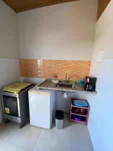 安格拉杜斯雷斯Residencial Aquidabã的一间带水槽和冰箱的小厨房