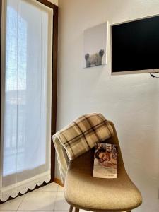 安达洛Casa Nina的客厅配有椅子和杂志