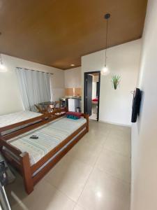 安格拉杜斯雷斯Residencial Aquidabã的一间卧室配有一张床和一台电视。