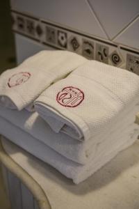 亚松森Hotel Santo Domingo的一堆毛巾放在炉子上