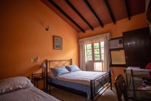 亚松森Hotel Santo Domingo的一间卧室设有两张床和窗户。