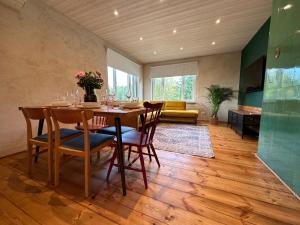 维尔扬迪Magical two bedroom apartment in Viljandi的一间带桌椅和沙发的用餐室
