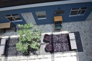 墨西哥城Ayenda Continental Mexicano的享有带家具和树木的露台的顶部景致