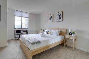阿林顿Stylish and charming Apartment in Pentagon City的一间卧室配有一张大床和一张书桌