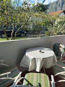 赫尔采格诺维Apartmani Zelenika的阳台配有桌椅