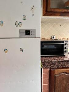 拉巴特Dar Bennis的厨房配有白色冰箱和微波炉