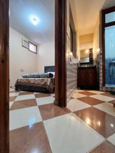 拉巴特Dar Bennis的一间设有 ⁇ 形地板和一间卧室的大房间