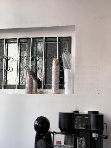 拉巴特Dar Bennis的厨房里的一个窗户,上面有两瓶花