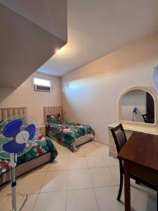 拉巴特Dar Bennis的带沙发、桌子和镜子的客厅