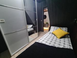 南卡希亚斯HOSTEL FAMILIA ZANATTA的小卧室配有一张带黄色枕头的床