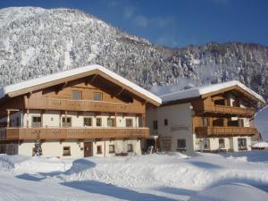 佩尔蒂绍马克森霍夫膳食公寓的山前雪地中的滑雪小屋