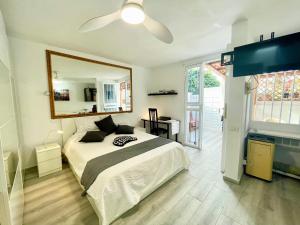 德尔锡伦西奥海岸Cozy Bungalow的一间卧室配有一张床和一面大镜子