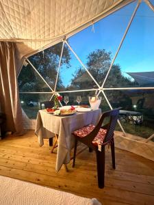 伊特里Glamping Domes San Martino的帐篷内的餐桌,配有桌椅