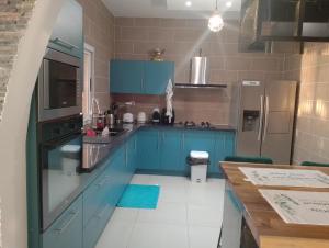 MtsamboroLe Lointain的厨房配有蓝色橱柜和台面