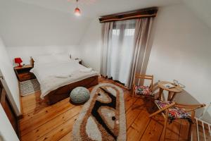 瓦特拉多尔内Pleta View的一间卧室配有一张床,铺有木地板