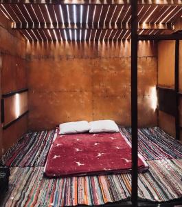 努韦巴Peace land camp的一张床上有两个枕头的房间